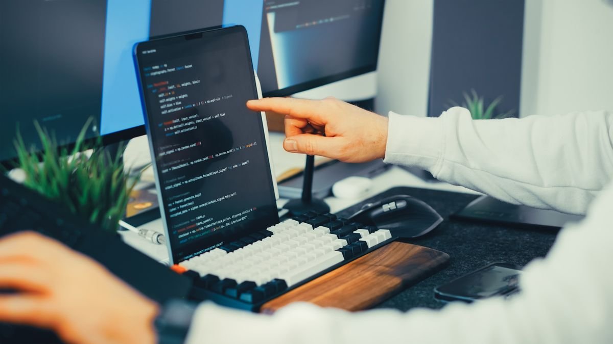 Pantalla con código ejecutándose en bucle mientras un desarrollador trabaja, representando la automatización de tareas con IA mediante loops de Claude Code