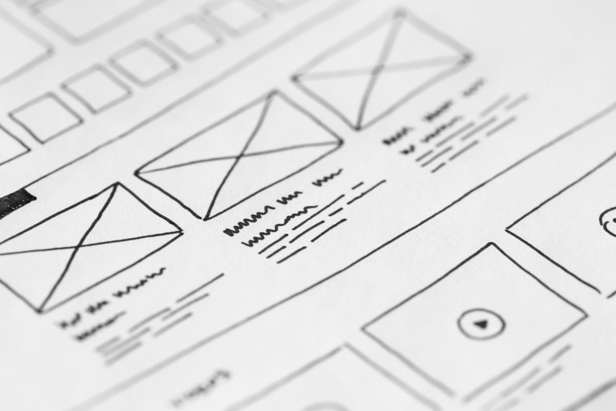 Wireframe UX dibujado a mano mostrando botones y campos de formulario para diseñar microcopy efectivo