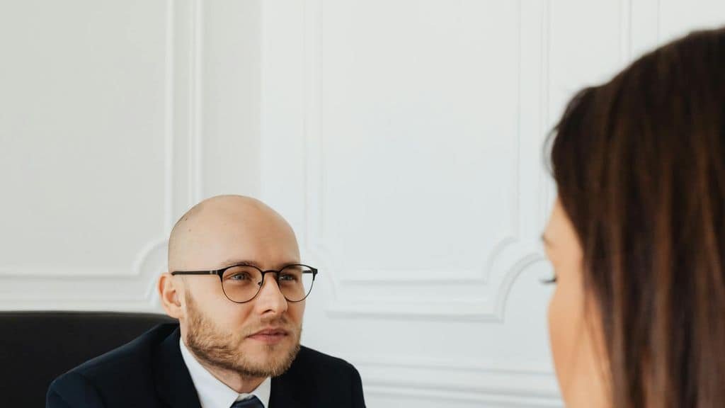 Reunión con un cliente en un despacho de abogados