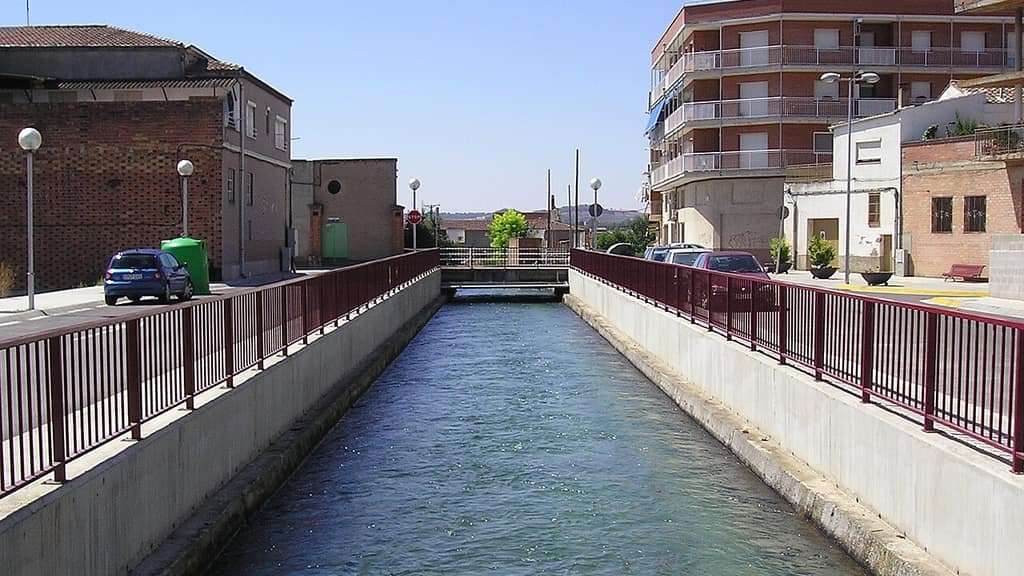 Canal de Pinyana a su paso por Alfarràs (Lleida)