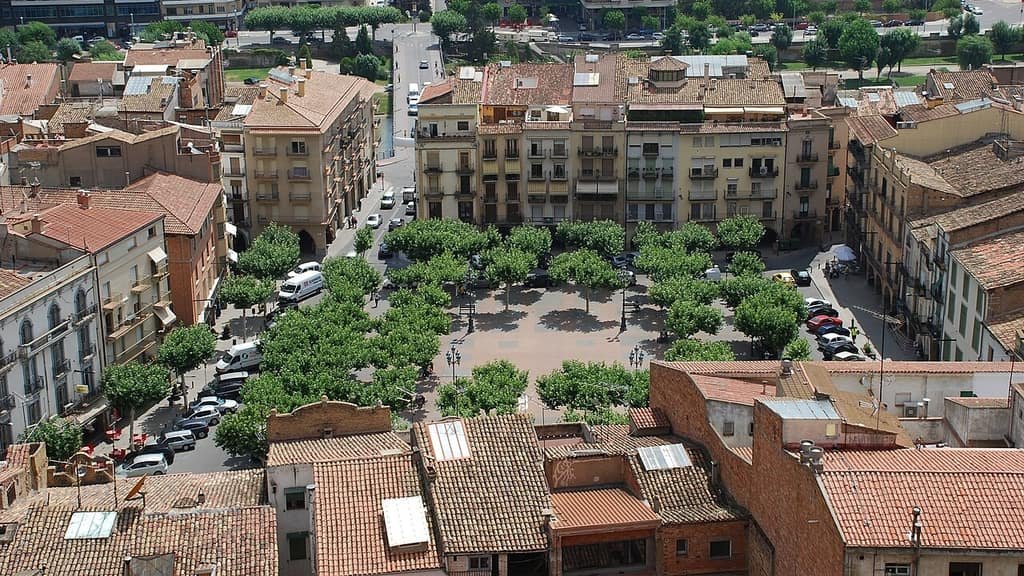 Plaça del Mercadal de Balaguer, con sus soportales (Lleida)