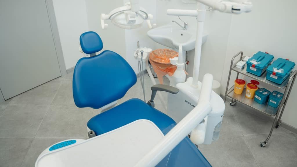 Gabinete dental equipado en una clínica moderna