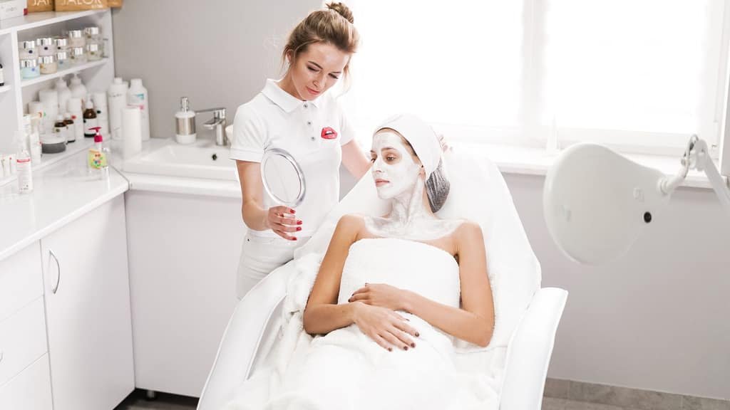 Sesión de tratamiento facial en una cabina de estética