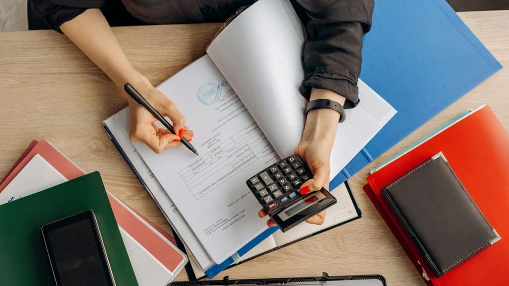 Escritorio de una gestoría con documentos y calculadora