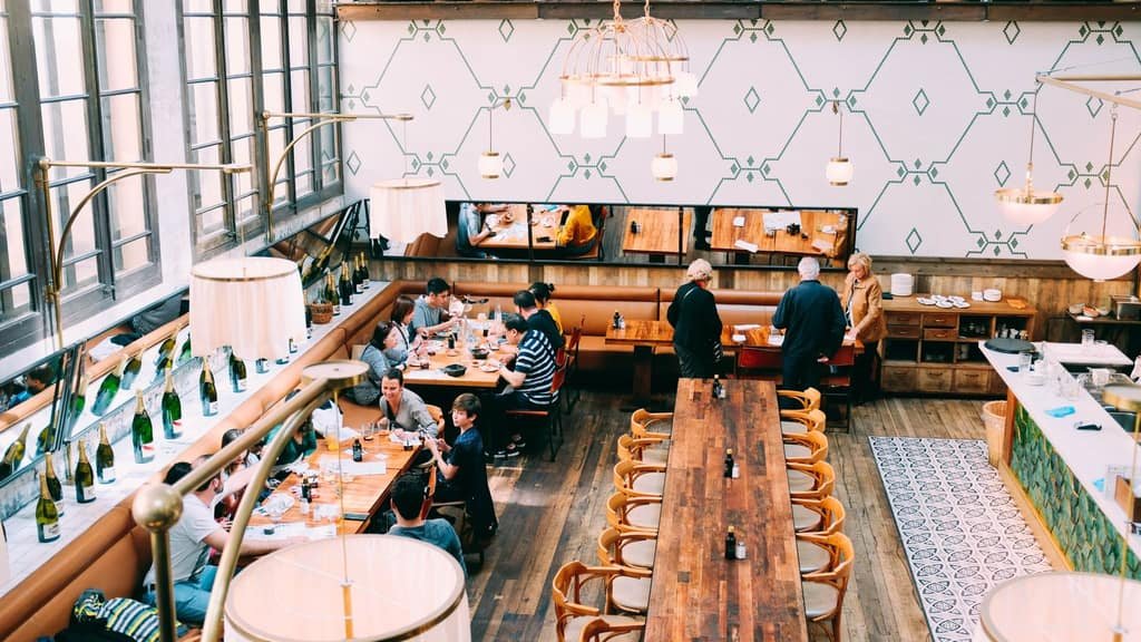 Comedor de un restaurante con clientes durante el servicio
