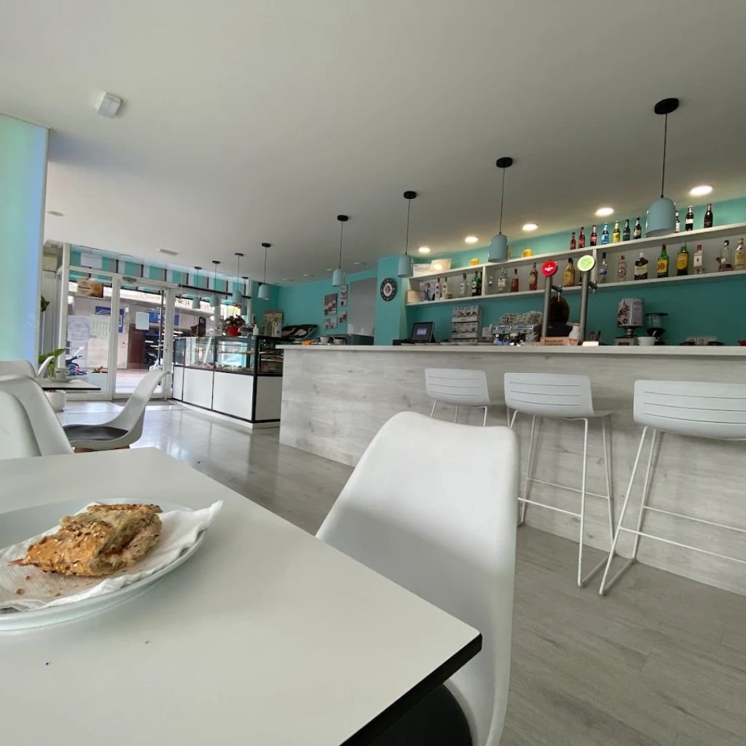 Barra cafetería con detalles turquesa